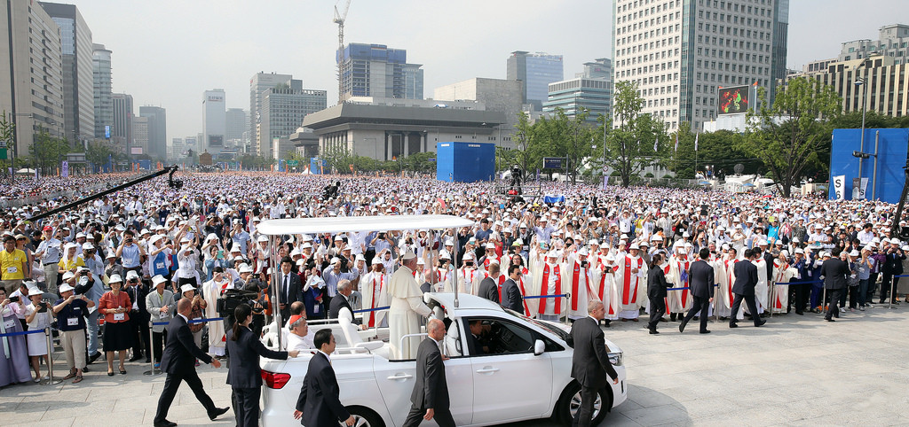 Pope Francis greeting people during his visit to South Korea in 2014